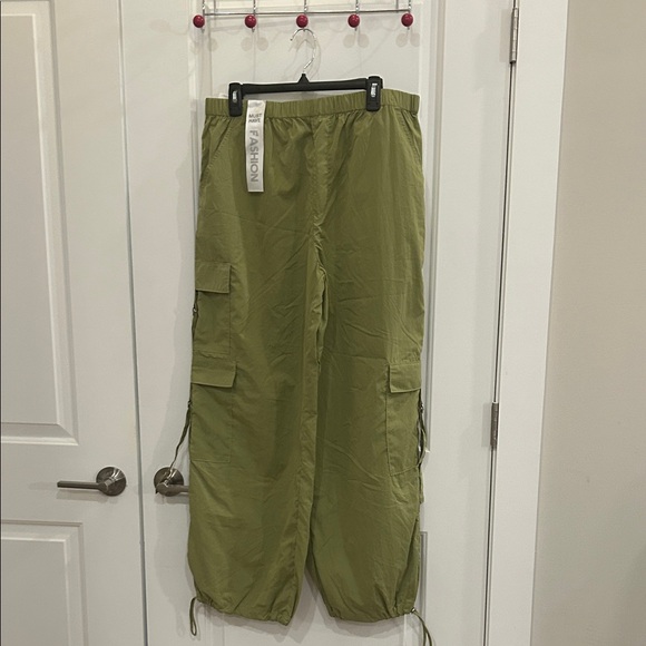 Tinseltown Pants - Y2K Green Cargo Utility Parachute Pants